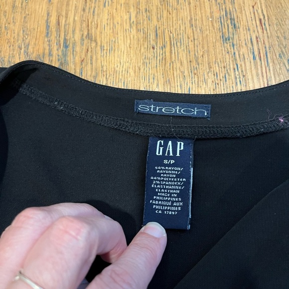 GAP black short-sleeve wrap dress – Size S (Stretch) - Picture 2 of 6